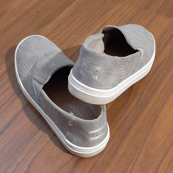 Shoes - Picture 2 of 3